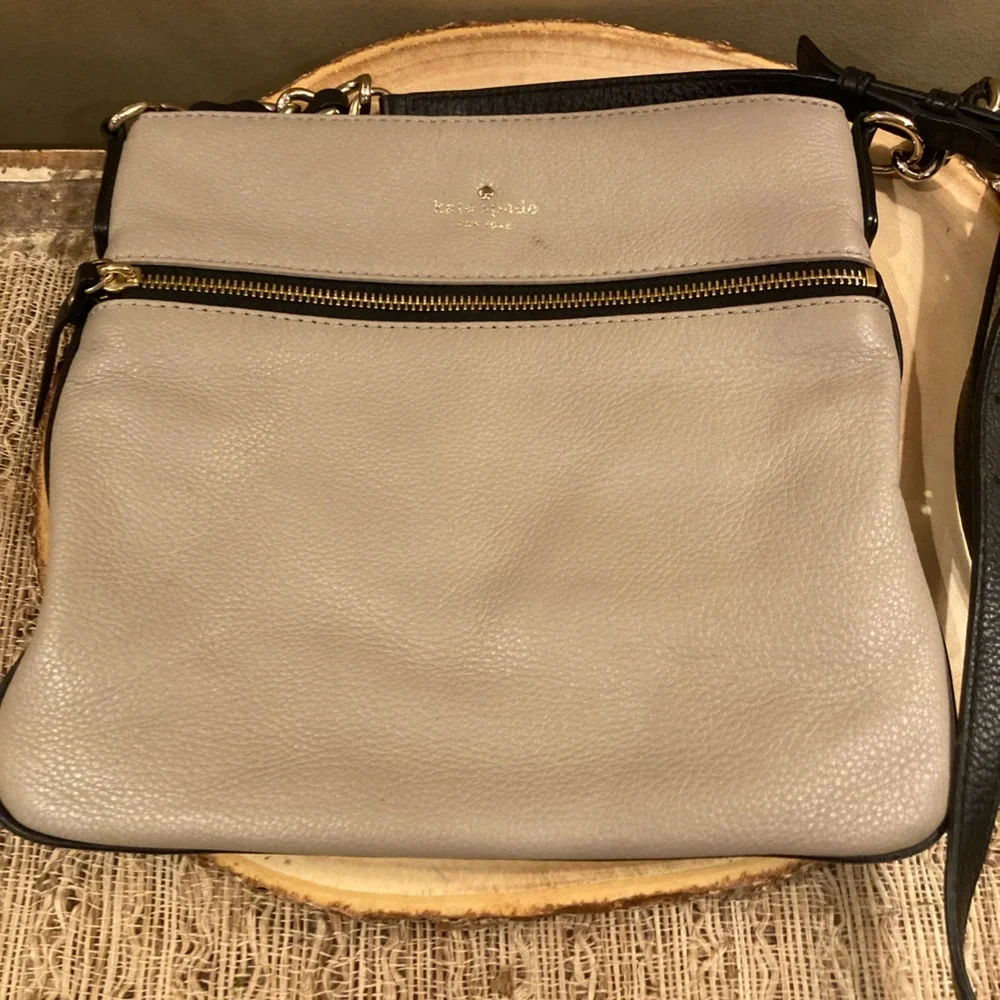 Kate Spade Cobble Hill‎ Ellen Taupe Pebbled Leather Crossbody Bag Chain Link